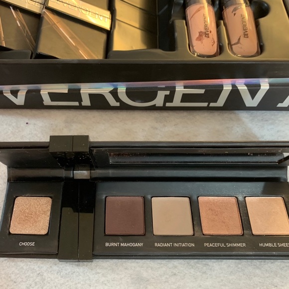 Sephora Divergent Multipiece Collectors Makeup Kit - Picture 12 of 16